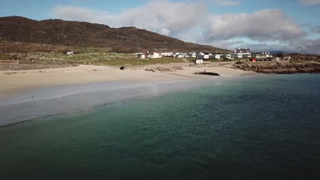 Vista-Aérea-De-Un-Paisaje-En-Connemara,-Irlanda,-Océano-Atlántico,-Playa-De-Arena