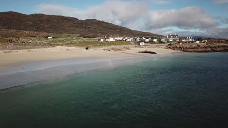 vista aérea de un paisaje en connemara, irlanda, océano atlántico, playa de arena