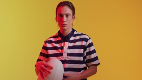 Porträt-Einer-Kaukasischen-Rugbyspielerin-Mit-Rugbyball-über-Neongelber-Beleuchtung