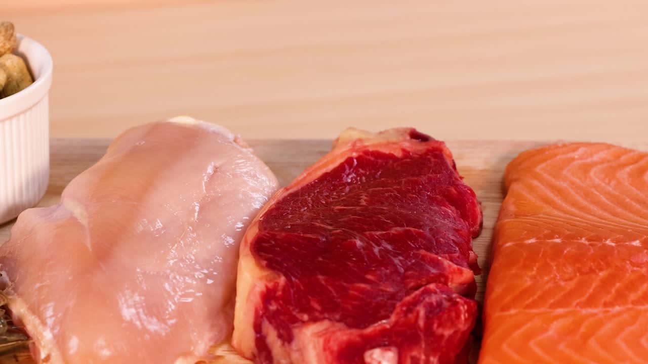 Varietà di carni, frutta secca e latticini