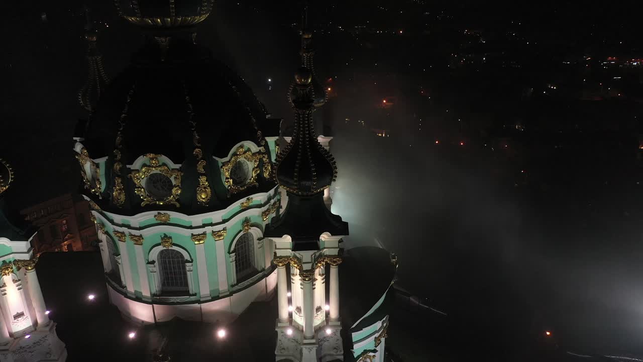 안개 가 있는 밤 에 교회 의 공중 풍경