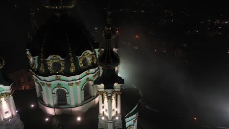 vista aérea de una iglesia por la noche con niebla