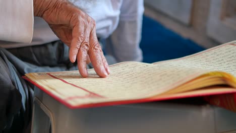hombre anciano leyendo el corán