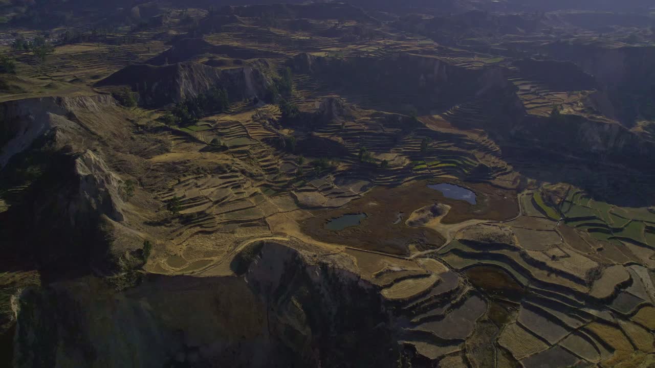 Vista aérea de antiguos campos agrícolas en terrazas y estanques en un valle montañoso