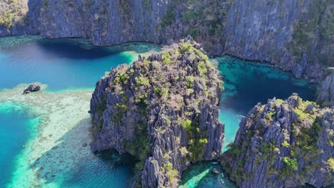 imágenes de drones de las lagunas gemelas en la isla de coron en filipinas