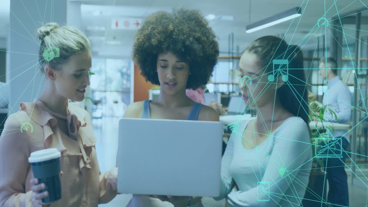 animación de iconos de los medios sobre diversas mujeres de negocios discutiendo el trabajo