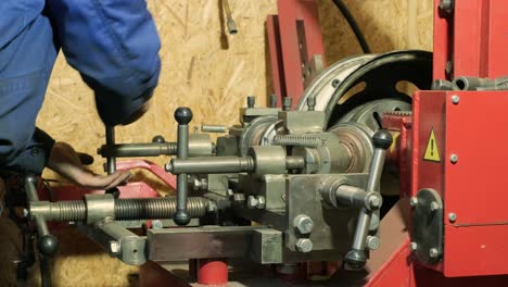 equipos para el servicio y la reparación de automóviles - máquina de neumáticos para el rodado y la alineación de llantas de ruedas de acero de primer plano