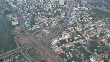 Cruce-De-Chennai-Koyembedu-Desde-Una-Perspectiva-Aérea-Que-Muestra-El-Paso-Elevado-De-Hoja-De-Trébol-Y-La-Autopista