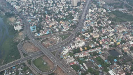 el cruce de chennai koyembedu desde una perspectiva aérea que muestra el paso aéreo de hoja de trébol y la autopista