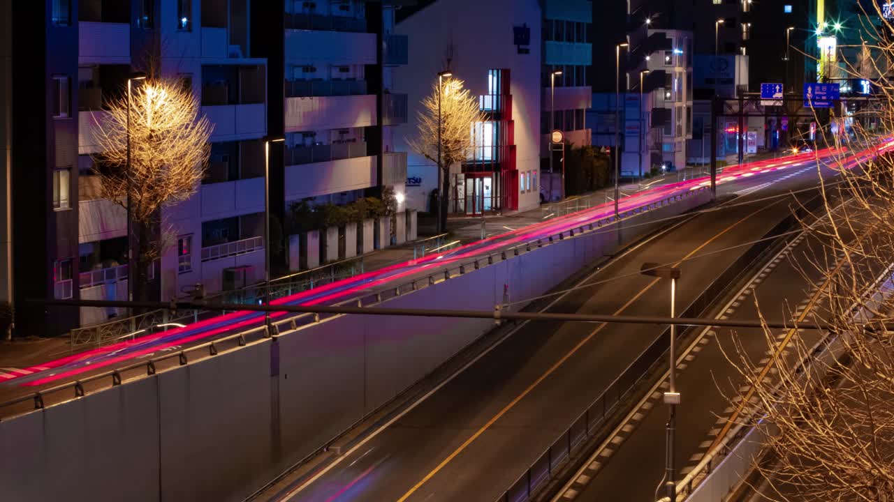 도쿄 시내 거리의 교통체증의 야간 타임스