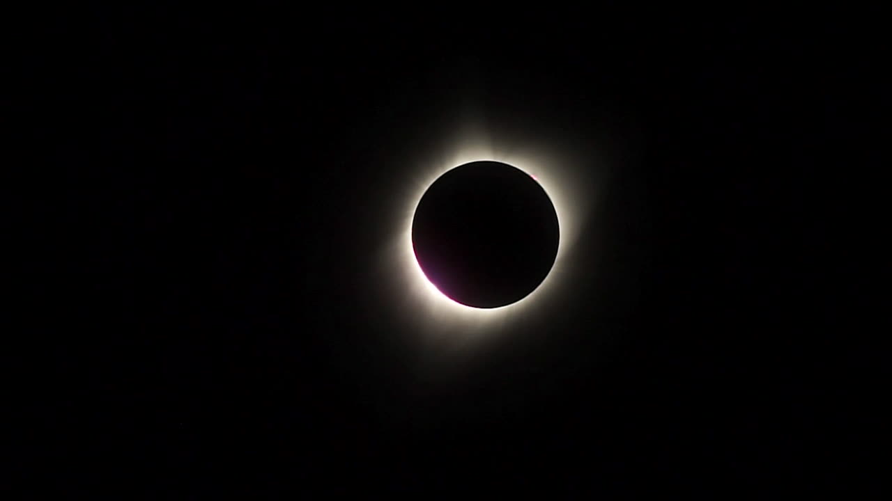hacer zoom en el primer efecto de anillo de diamante en el contacto 2 durante un eclipse solar total
