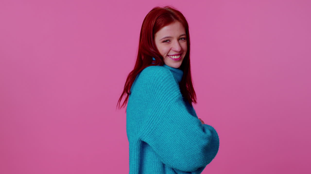 웃는 진저 행복한 소녀 눈을 이고, 치아 미소로 카메라를 바라보고, 눈 이고 유혹