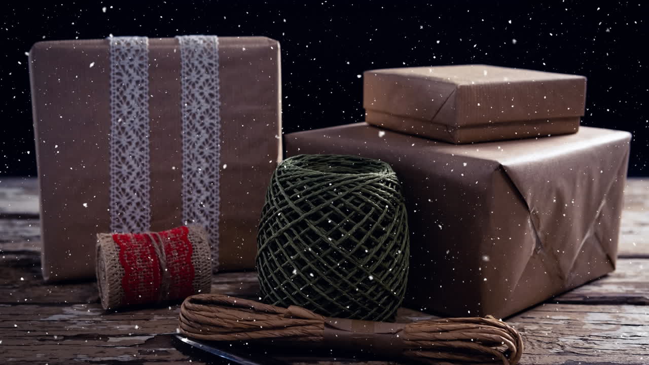 크리스마스 선물 장식과 함께 내리는 눈