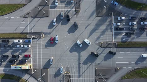 Coches-Moviéndose-A-Lo-Largo-De-La-Intersección-Durante-El-Día-Soleado,-Antena