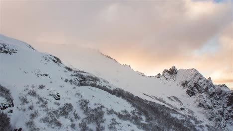 Detalle-De-Lapso-De-Tiempo-Que-Enmarca-El-Borde-Del-Cerro-Lopez-Con-Una-Increíble-Puesta-De-Sol-En-Bariloche,-Argentina