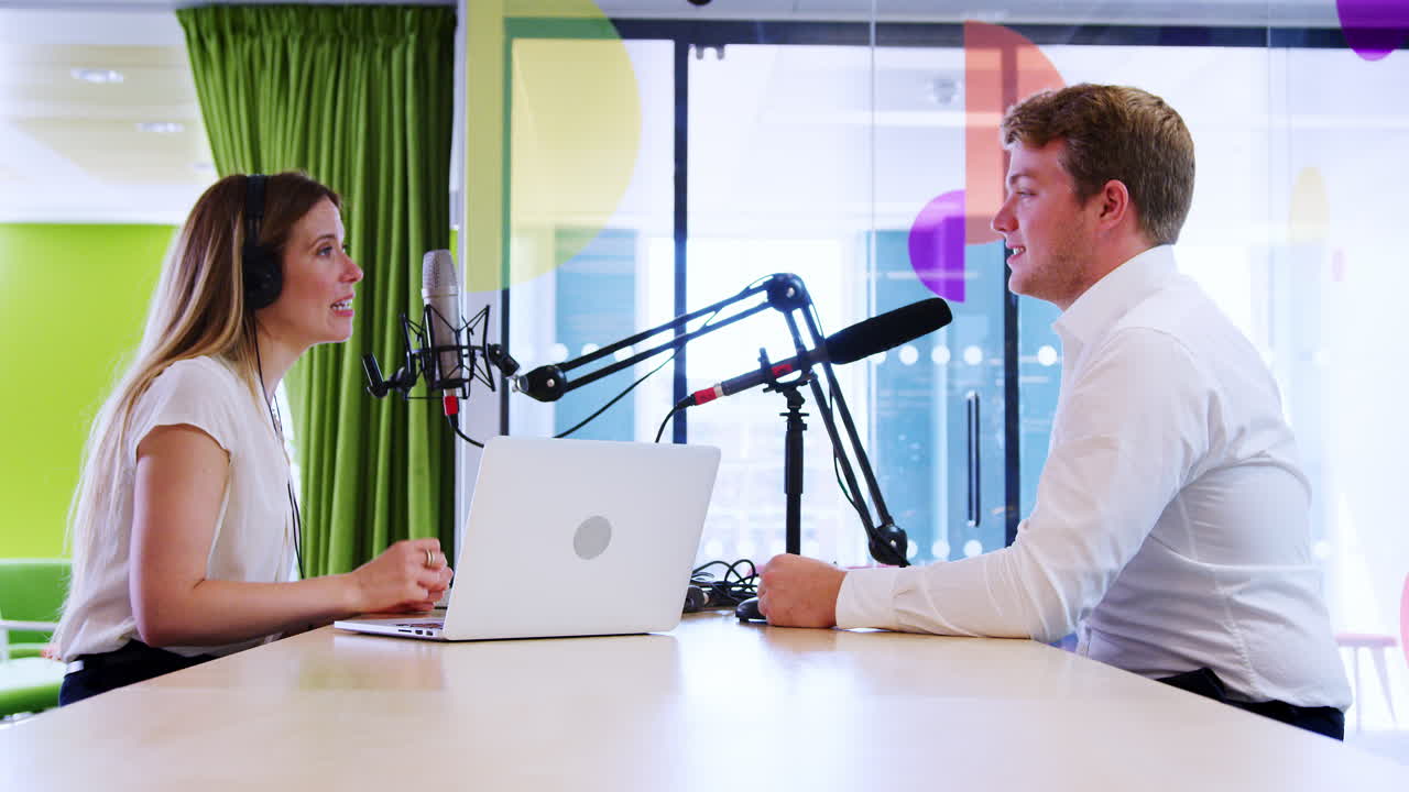 mujer entrevistando a un invitado en el estudio para un podcast, vista lateral