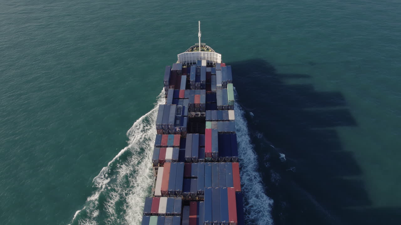 vista superior aérea de un buque de carga de contenedores cargados que viaja sobre el océano