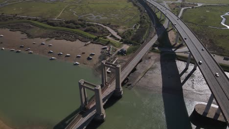 panorama de los vehículos que viajan por el puente de carretera de sheppey cruzando bajo el día de verano en inglaterra