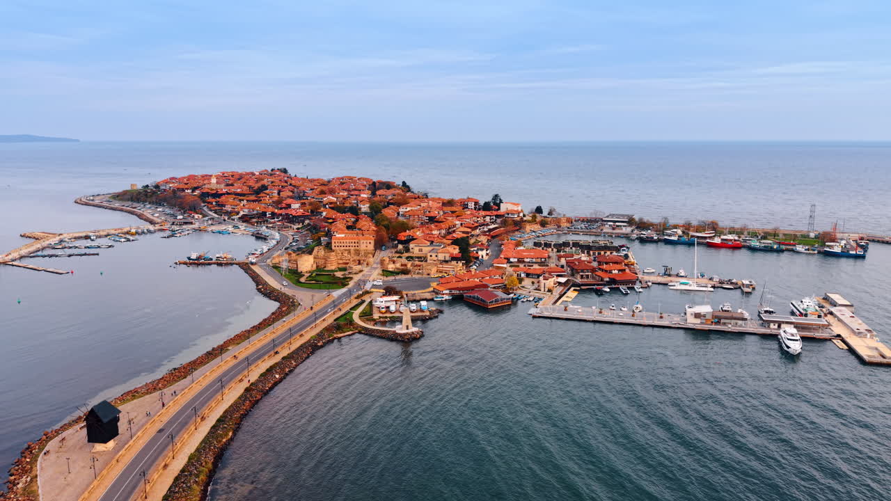 Veduta aerea di un'antica città costiera su una penisola. Ripresa con drone di una storica città marittima situata su una stretta penisola circondata dall'acqua