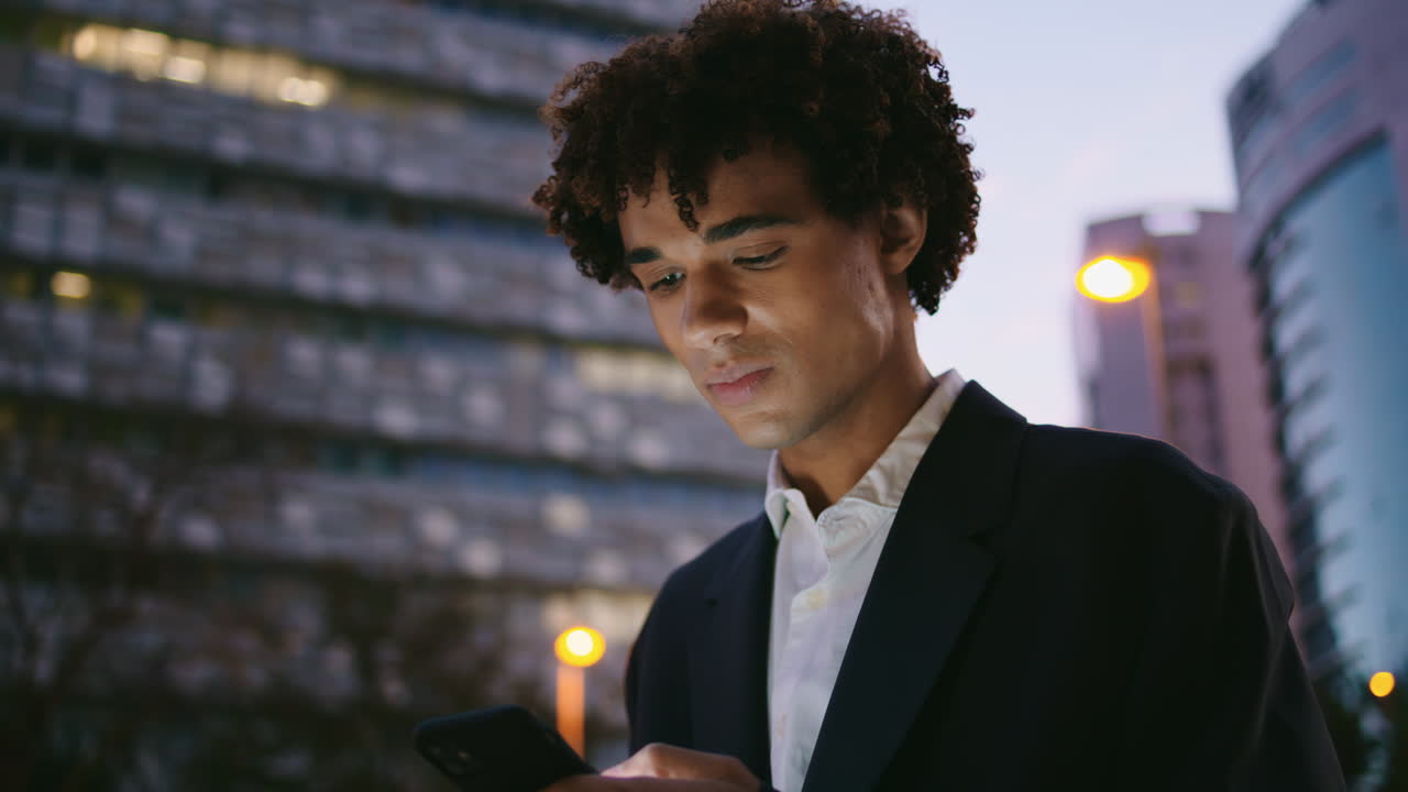 걱정스러운 사업가, 전화를 읽는, 어두운 거리, 근접 사진, 스트레스를 느끼는 남자