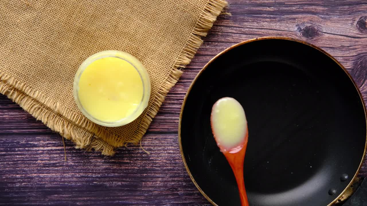 유리 항아리와 팬에 ghee