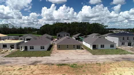 vistas aéreas de un barrio residencial en construcción