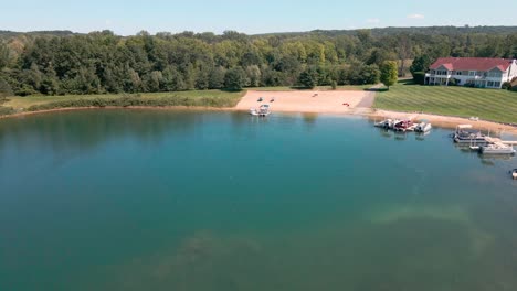 Lago-Artificial-Junto-A-Condominios-Con-Techo-Rojo-En-Grand-Rapids