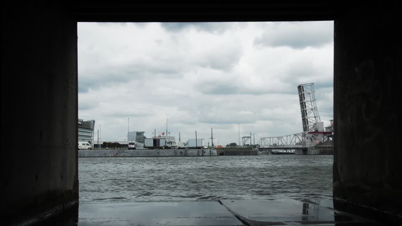 운하 근처 터널 내부의 시네마틱 풀백 샷