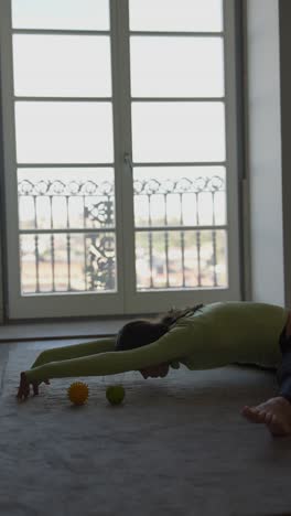 mujer estirándose en casa