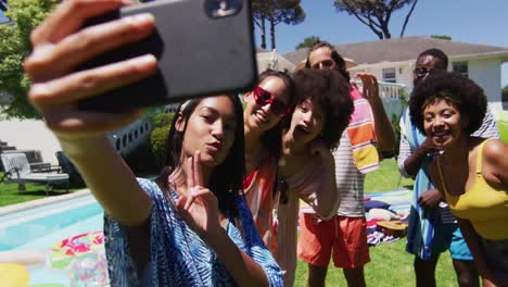 grupo diverso de amigos tomando selfies en una fiesta en la piscina
