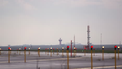 avión en la pista se prepara para volar