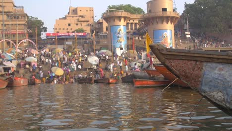 Kameraschwenk-Von-Dashashwamedh-Ghat-Aus-Dem-Fluss