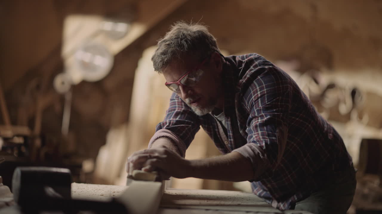 carpintero que trabaja en el taller