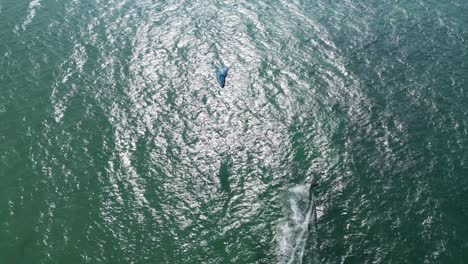 Aéreo-Ojo-De-Pájaro-Drone-Vista-Aérea-Kitesurfista-Aéreo