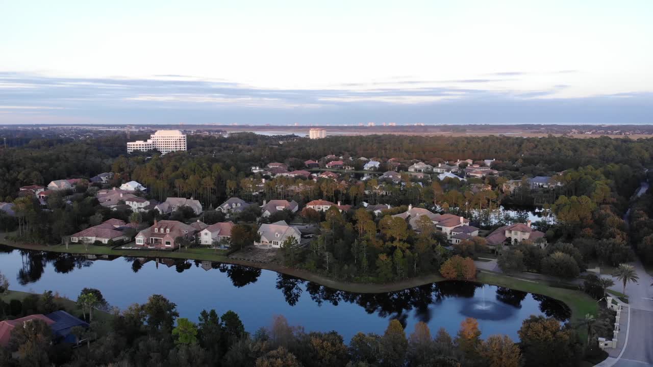 vista aérea del barrio del norte de florida con estanque mirando al este hacia el atlántico