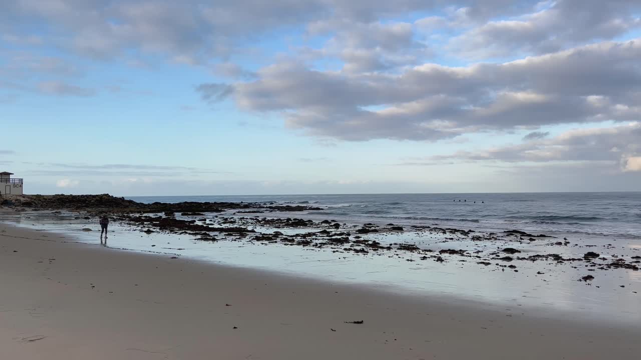 una hermosa playa en dana point, california