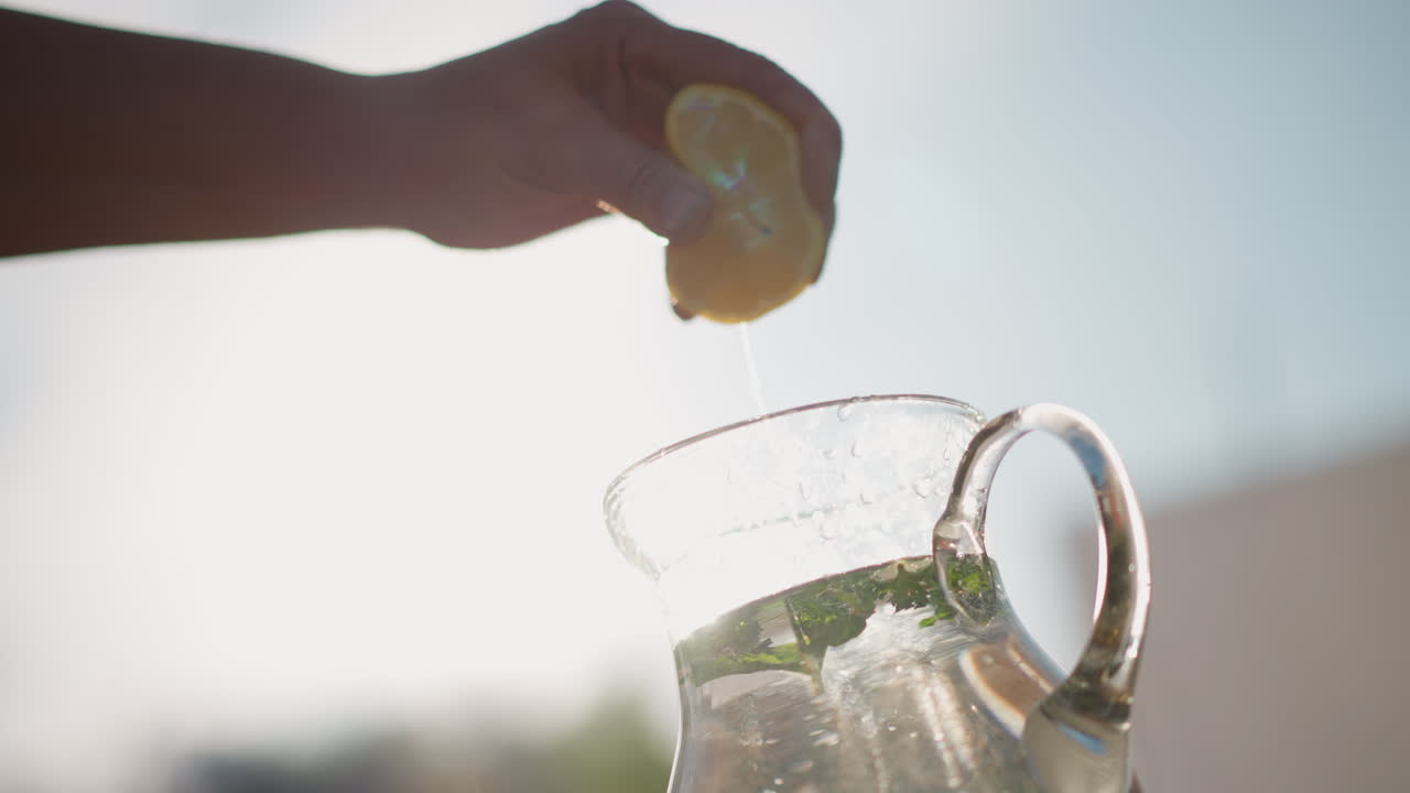 Bebida fresca de verano. Bebida fría de cítricos y hierbas al aire libre. Refrescante bebida de limón y menta disfrutada en un ambiente cálido. Bebida revitalizante de limón y menta servida al aire libre durante el calor del verano.