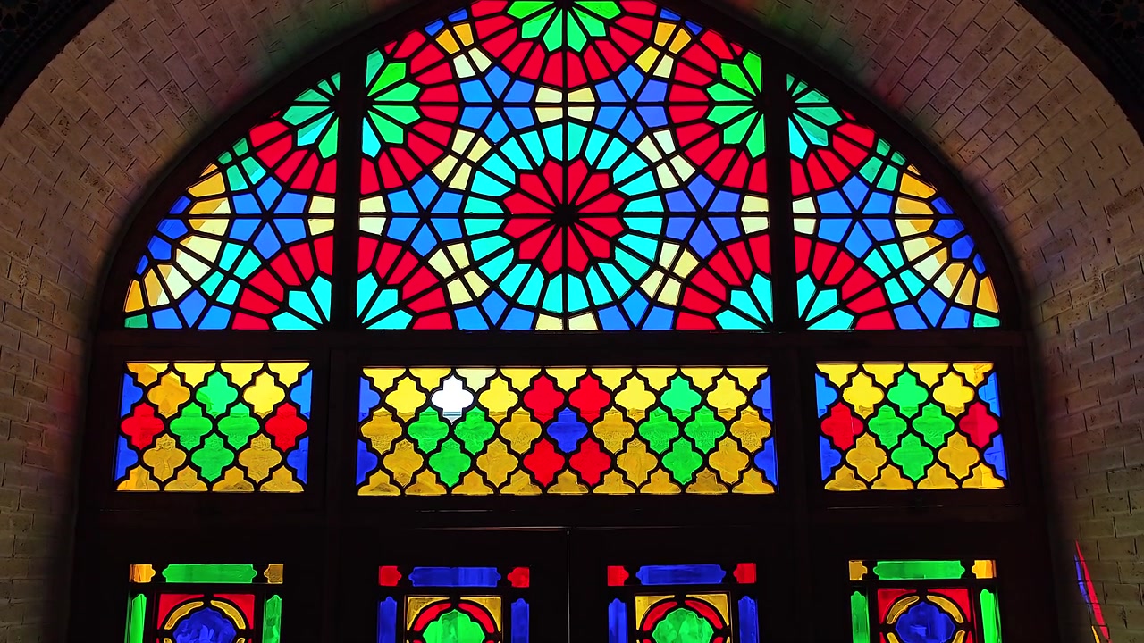 Vitral Persa Tradicional com Padrões Geométricos