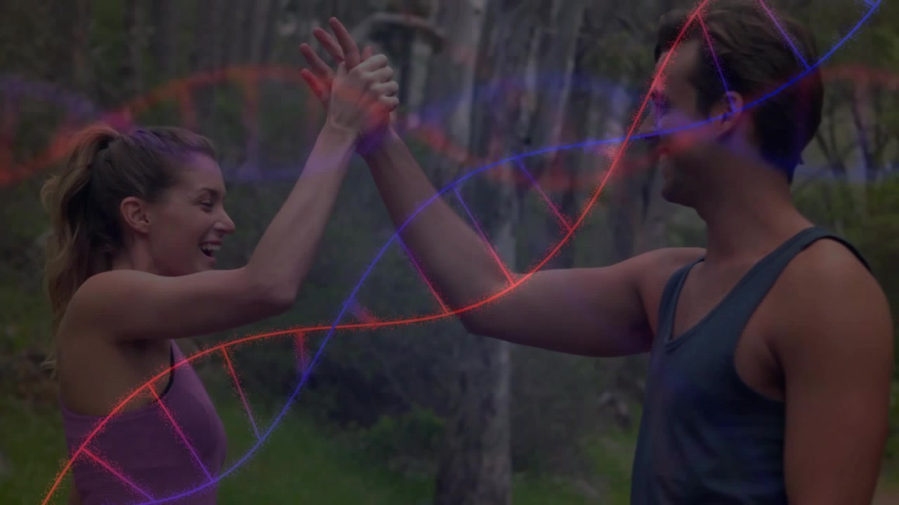 Donna che alza il braccio per un high-five scintillante, un uomo si unisce afferrando le mani per il fitness, mentre una spirale al neon nasconde le braccia.