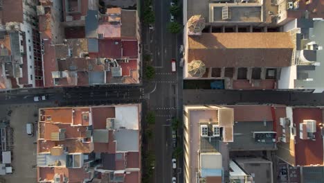 Una-Serena-Toma-Estática-De-Un-Dron-Mirando-Directamente-Hacia-La-Intersección-Por-La-Mañana,-Con-Pájaros-Volando-Elegantemente-Debajo