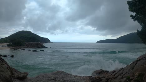 Dramatischer-Zeitraffer-An-Einem-Bewölkten-Tag-Am-Trindade-Beach,-Rio-De-Janeiro,-Brasilien