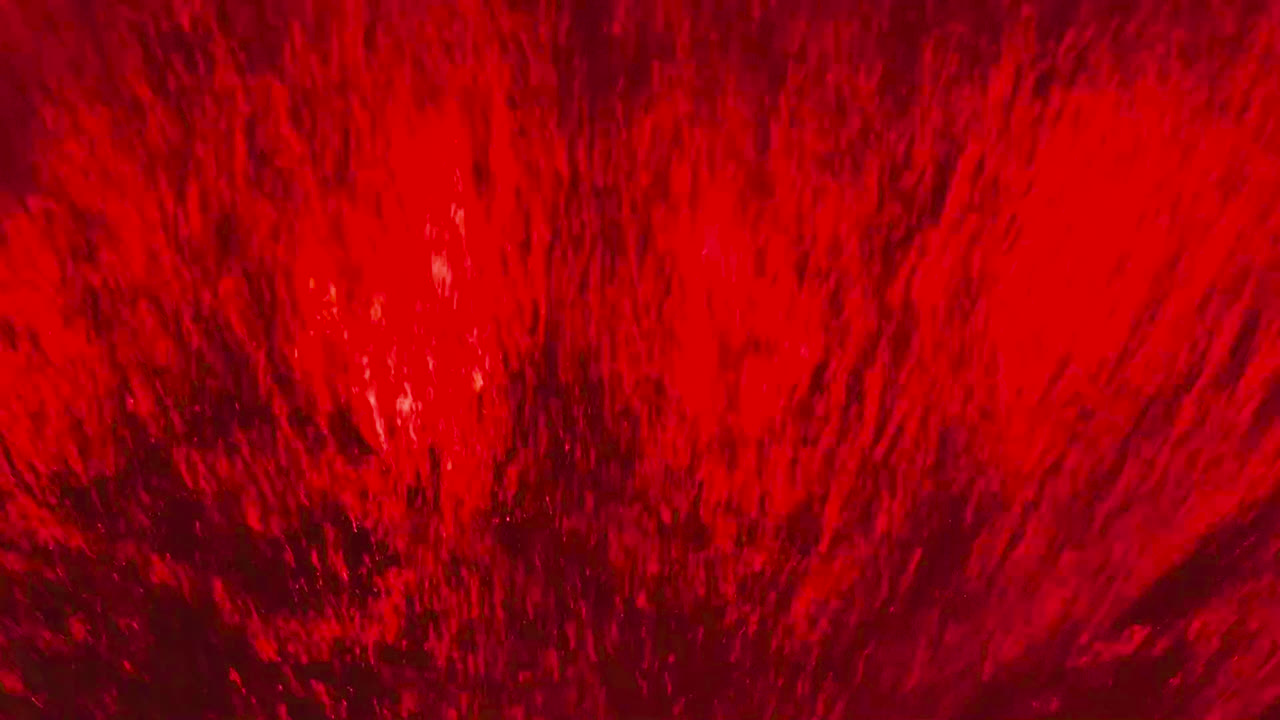 폭포를 통해 빛나는 붉은 빛의 클로즈업