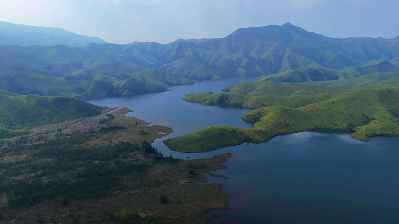 구름 속의 아름다운 산악 풍경
