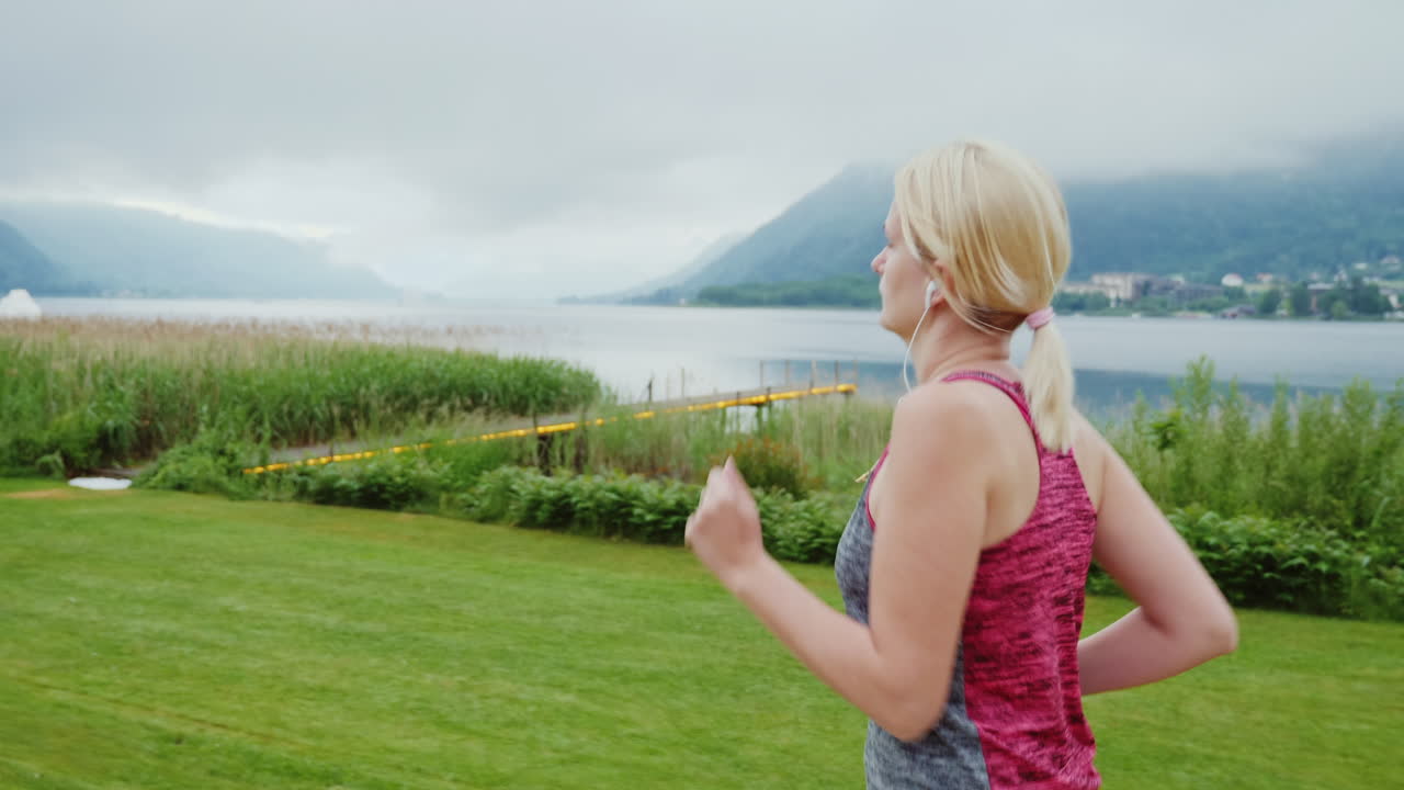 알프스의 산악 호수 근처에서 아침 조깅