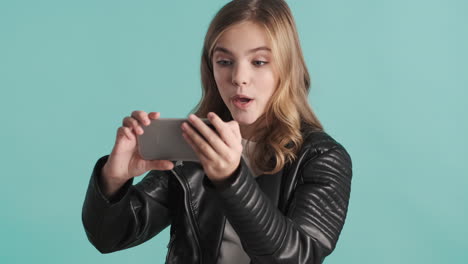 una adolescente caucásica haciendo llamadas de video en su teléfono inteligente.