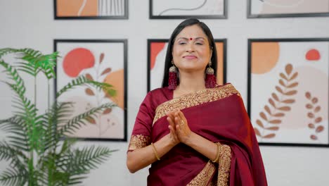 indian woman clapping to rhythm