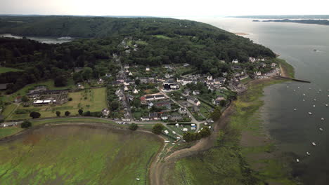 Rückwärts-Geneigte-Vogelperspektive-Auf-Eine-Kleine-Stadt-Am-Wasser-Bei-Ebbe