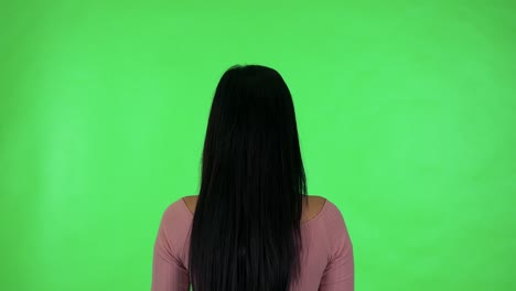 una joven asiática atractiva mira en la distancia - estudio de pantalla verde