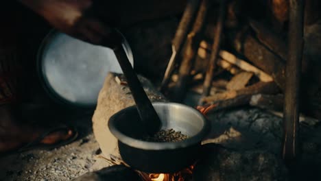 Granos-De-Café-Africanos-Revolviendo-En-Un-Tazón-De-Metal-Sobre-Fuego-Abierto---Café-Tostado