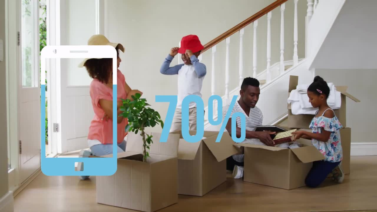 Animazione di smartphone blu e percentuale su famiglia afroamericana con scatoloni nella nuova casa